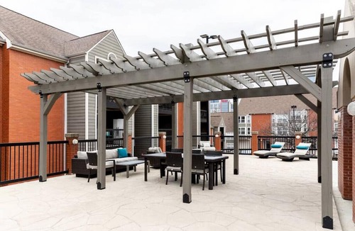 Rutledge Hill Apartment | Downtown Nashville Condo - Walk to Broadway Bars + Free Parking!
