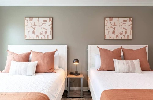 Rutledge Hill Apartment | Downtown Nashville Condo - Walk to Broadway Bars + Free Parking!