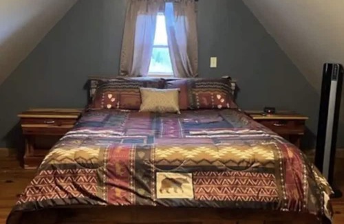 Campton Cabin | Rustic 1 BR, Pet Friendly Cabin Near Red River Gorge