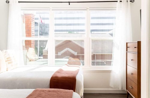 Rutledge Hill Apartment | Stylish Downtown Nashville Condo - Patio & Parking