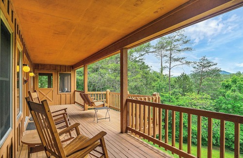 Townsend Cabin | Enjoy this cozy home with a wrap around porch, near the Smoky Mountains