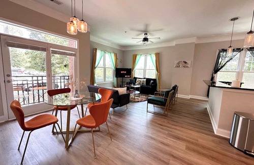 First Ward Condo | Adorable apartment uptown