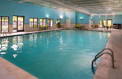 Donelson Hotel | Southern Charm Hideaway in the Heart of Nashville! Pool, Breakfast, Pets Allowed