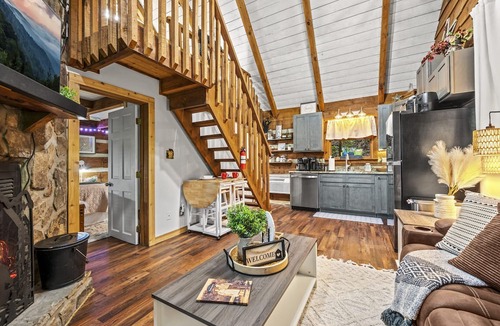 Townsend Cabin | Spring Retreat! Hot Tub, Theater, XBox, Kid Room