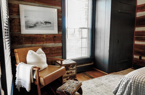 Columbia House | Muletown Manor Tennessee Charm Sleeps 10 Fish Pond Horse Sunset Views