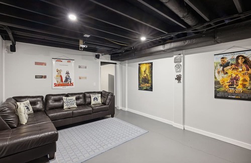Kodak House | Spacious 4 bd with hot tub, theater &game zone