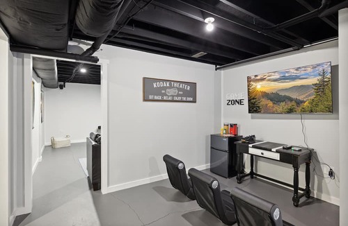 Kodak House | Spacious 4 bd with hot tub, theater &game zone