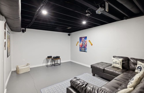Kodak House | Spacious 4 bd with hot tub, theater &game zone