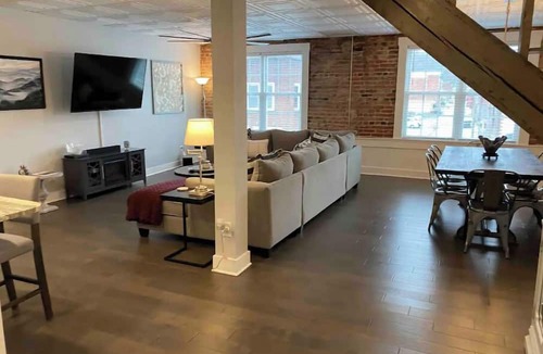 West Jefferson Apartment | Downtown West Jefferson 3 bedroom apartment walking distance to everything.
