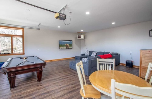 Beech Mountain Cabin | Pet-friendly Lodge near Hiking & Skiing