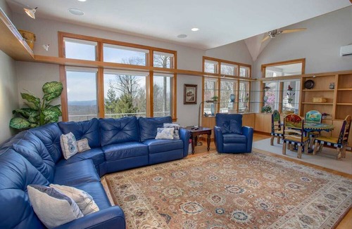 Beech Mountain Cabin | Pet-friendly Lodge near Hiking & Skiing