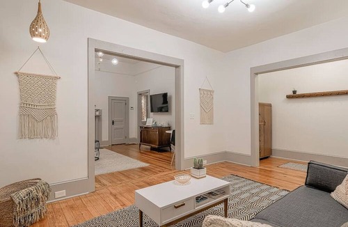 Earlewood Apartment | Queen Anne Victorian - Eclectic Apartment