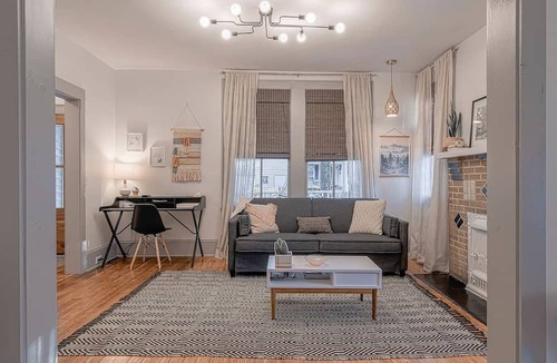 Earlewood Apartment | Queen Anne Victorian - Eclectic Apartment
