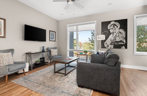 Edgehill Condo | 12S ~ Luxury Home ~ 8 Beds ~ 2 Miles Downtown/Broadway ~ Walk to Gulch ~ Private Rooftop ~ Garage