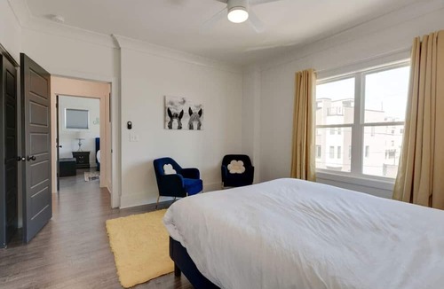 Edgehill Apartment | Mural The Gulch townhome near Broadway | Sleeps 12