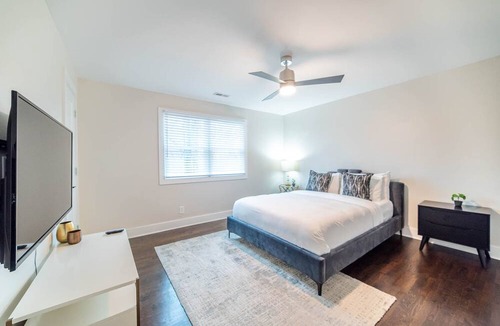 Villa Heights Apartment | Sophisticated Modern Home near NoDa, by Mansion™