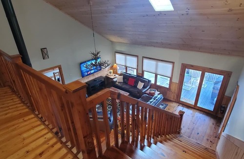 West Jefferson Cabin | El Cabitan: 4BR Scenic Mountain Views, Hot Tub, Game Room & Fire Pit