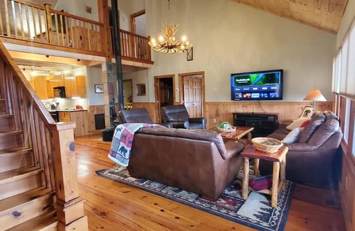 West Jefferson Cabin | El Cabitan: 4BR Scenic Mountain Views, Hot Tub, Game Room & Fire Pit