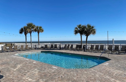 Isle of Palms House | Seaside Cottage 81 - Grand Pavilion Pool Pass!