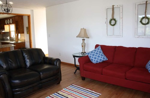 Abingdon House | FairOaks Place Sleeps 6 King, Queen with foldout couch near Barter & Va Creeper