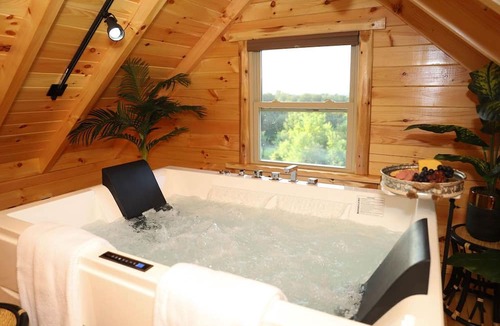 Millersburg Cabin | ParadisePeak Hummingbird Cabin with indoor Jacuzzi in the heart of Amish Country