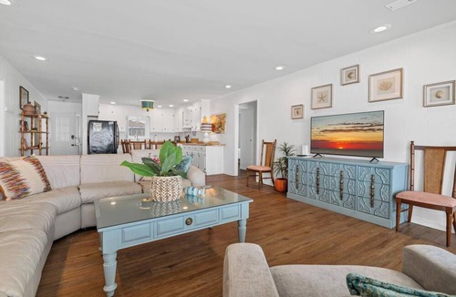 Edisto Island House | The Sandy Pineapple! Direct Edisto Beach oceanfront with 4 bedrooms and 2 baths