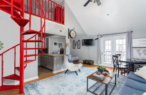 Rutledge Hill Condo | Walk to Broadway! Free Parking! 2nd Ave