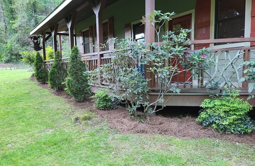 Lakemont Cabin | 4 Bedrooms + Den w/Queen Sleeper - 2.5 Baths - (Sleeps 12) & 2 story Boat House