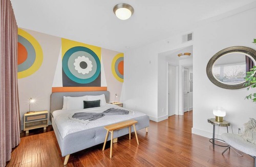 12 South Apartment | Chic Boutique Condo in Nashvilles coveted 12 South Neighborhood Coffee Shops, Restaurants, Bars and Boutiques, just steps away. Featuring a King bed plush linens , bath products and a balcony with free parking!