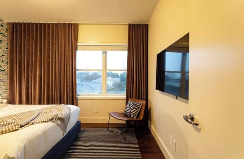 12 South Apartment | Coffee Shops, Restaurants, Bars, Salons and Boutiques, just steps away.