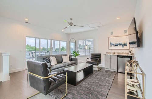 Hurwood Heights House | 11- Modern Retreat - The Music City Collection