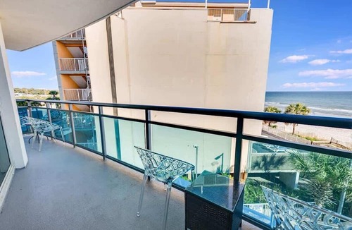 Downtown Myrtle Beach Condo | Waterfront condo with pool & hot tub