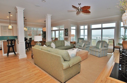 Isle of Palms House | OCEANFRONT/Sleeps 14/BISHOPS/POOL/ELEVATOR/SUMMER KITCHEN