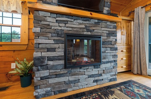 Stanley Cabin | HUGE summer SAVINGS LURAY Mountain getaway Private Log cabin 9 Hot Tub Fireplace