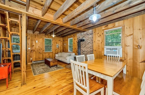 West Jefferson Cabin | Mossy Top Log Cabin + Hot Tub + Hiking to New River