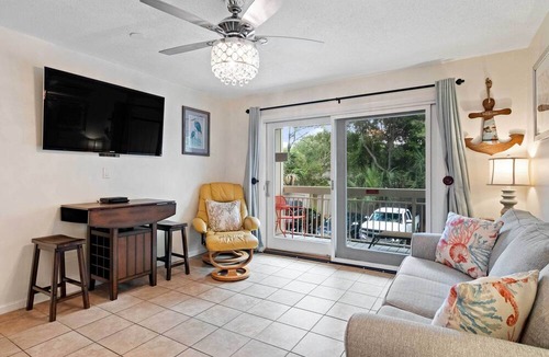 North Forest Beach Condo | Walk to Bars & Shops: Resort Condo in Hilton Head!