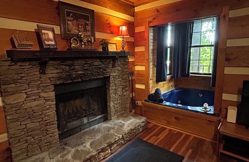 Townsend Cabin | Peaceful, extremely clean Treehouse cottage 10 min. from National Park entrance