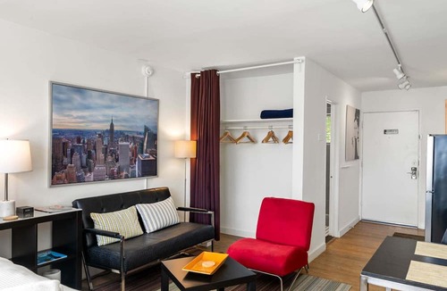 Brookwood Apartment | (CPC) Chic Studio with Glass Walk In Shower and Free Parking