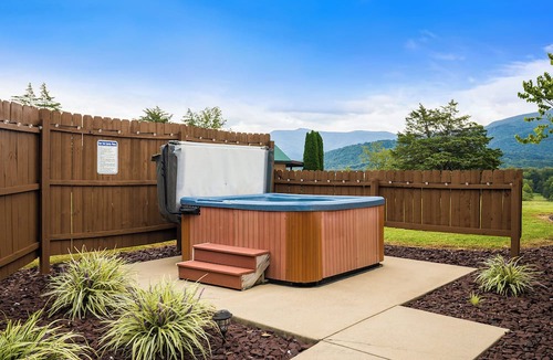 Stanley Cabin | HUGE summer SAVINGS LURAY Mountain getaway Private Log cabin 5 Hot Tub Fireplace