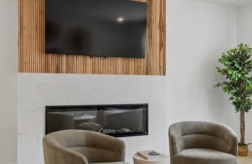 Hurwood Heights Condo | Luxury home with rooftop hot tub & panoramic views