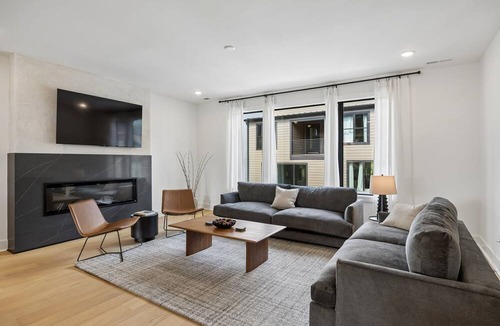 Hurwood Heights Condo | Upscale home featuring rooftop lounge with hottub!