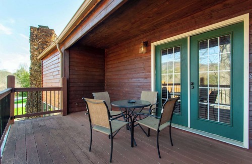 White Oak Lodge House | Gatlinburg Escape for 6 w Sauna & Community Pool!