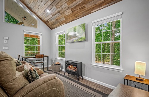 Fort Payne Cabin | Black Bear Cave at Woodland Retreat at DeSoto | King Bed | Walking Ramp | Wi-Fi