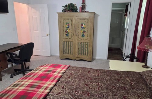 Albertville House | This cozy 3 bed 2 bath house will remind you of a weekend at Grandmother's.