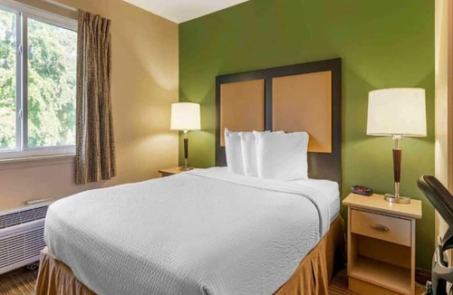 Executive Park Apartment | 1 Queen Bed | Mob Acc Tub Ste Nsmk Sb Micfri