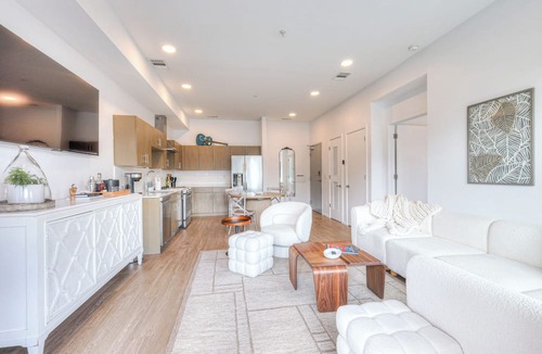 Edgehill Apartment | Amazing Downtown Condo w/Pool and Free Parking