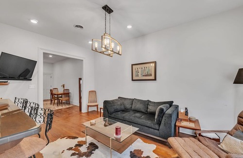 Abingdon Apartment | Spacious 2BR Loft on Abingdon’s Main Street. Walk to Dining, Theatre, & Shops