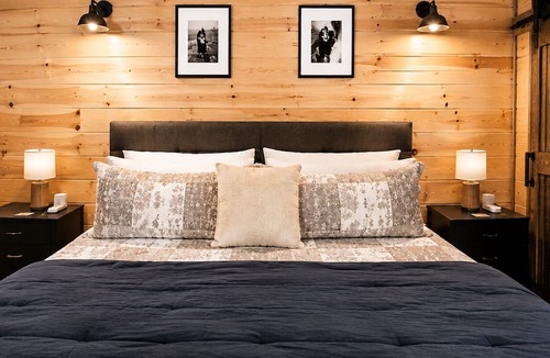 Smithville Cabin | The Little Lake House - King Bed - New Hot Tub - 1 Min to Lake - Fiber Wifi