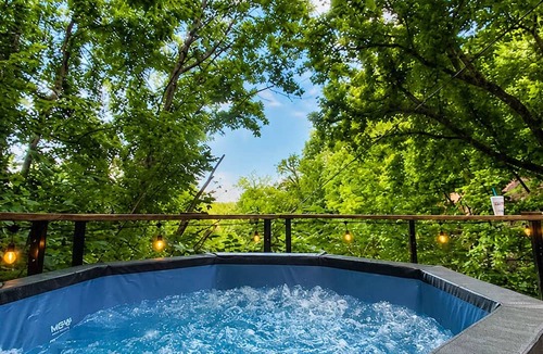 Smithville Cabin | The Little Lake House - King Bed - New Hot Tub - 1 Min to Lake - Fiber Wifi