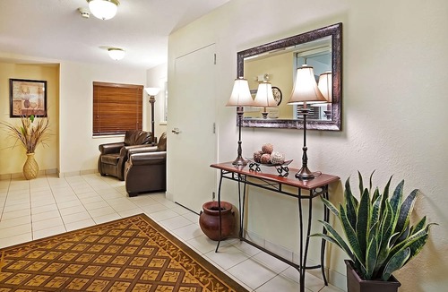 Ashley Oaks Hotel | Budget-friendly Suite with Kitchen just a short drive from McGhee Tyson Airport